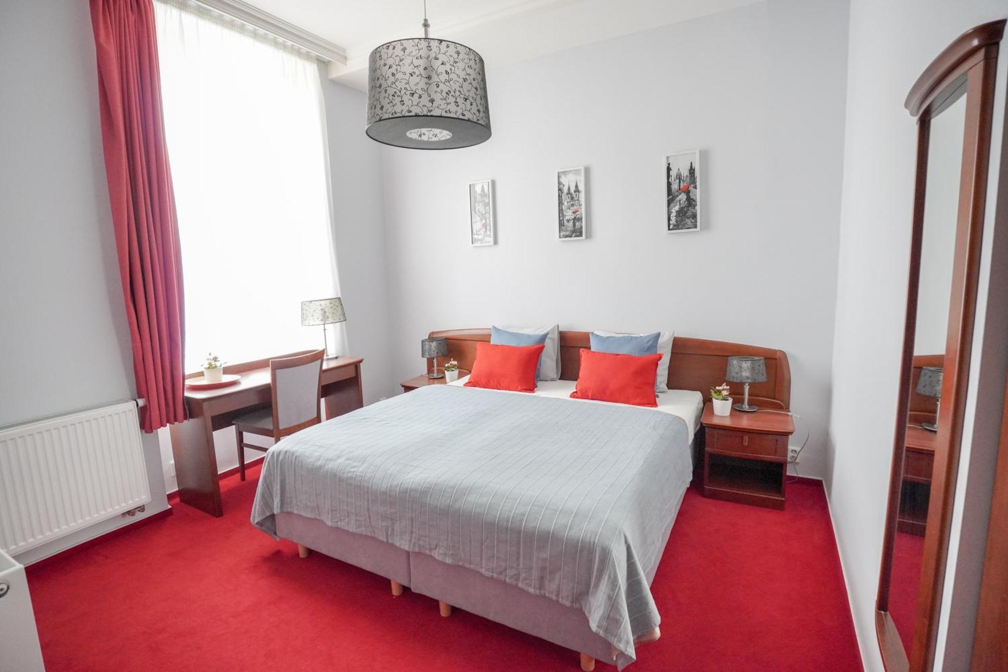 Elegant & Stylish Center Apartments! プラハ エクステリア 写真